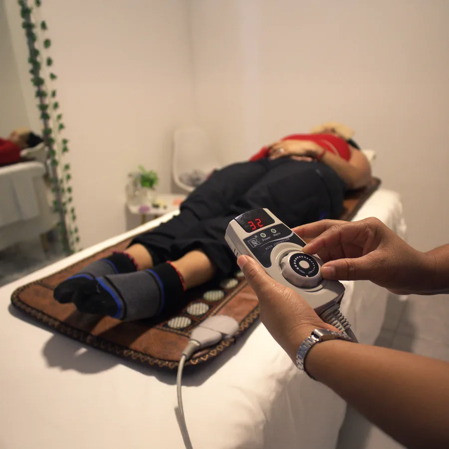 Especialista ajustando el equipo durante una sesión de terapia infrarroja