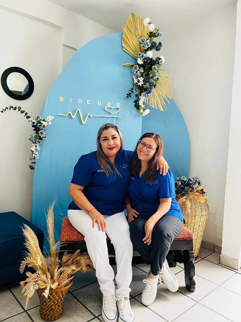 Vianey y Yanette Pacheco en el primer aniversario de Biocure