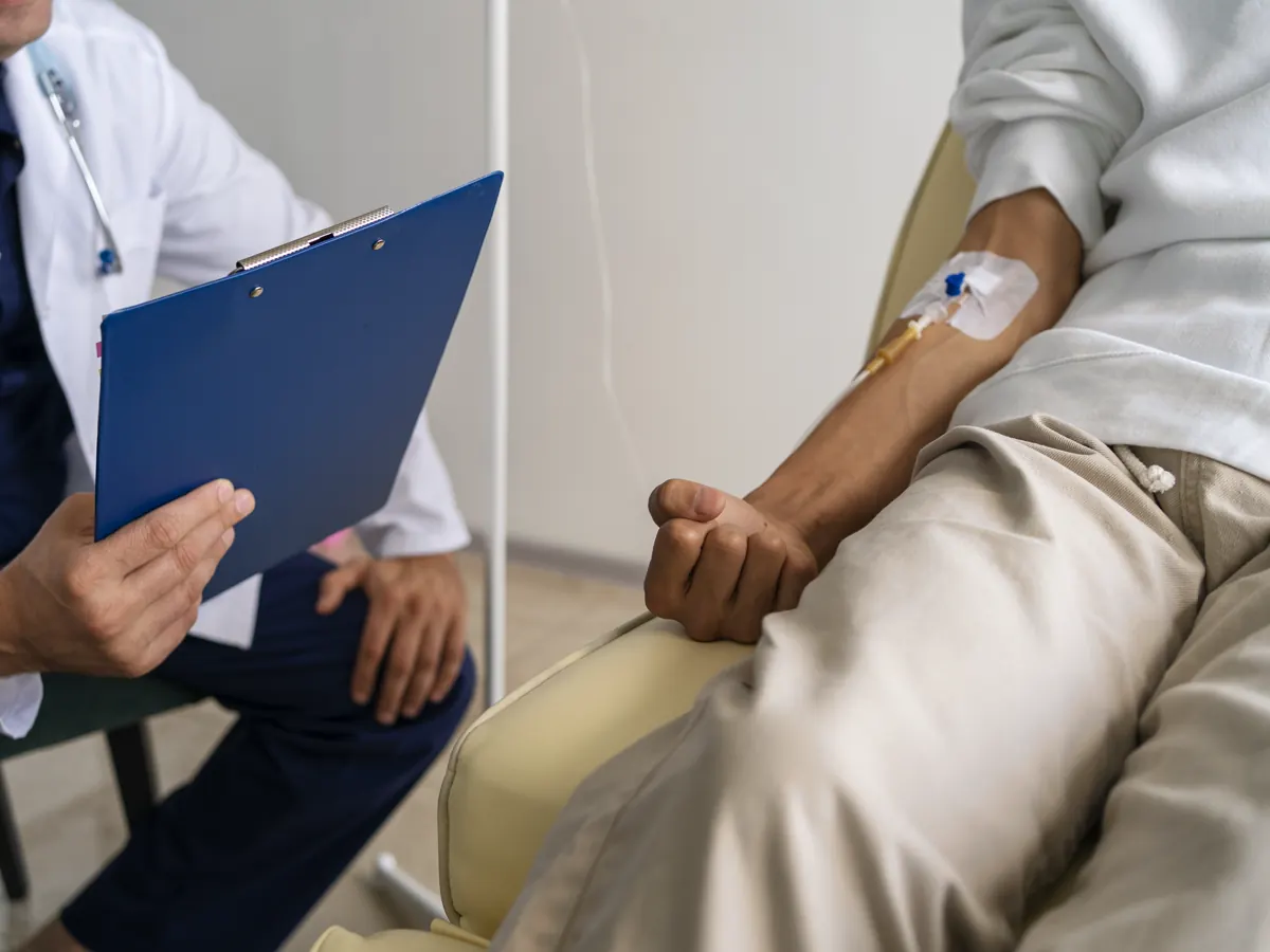 Médico revisando el expediente de una paciente durante una sesión de sueroterapia