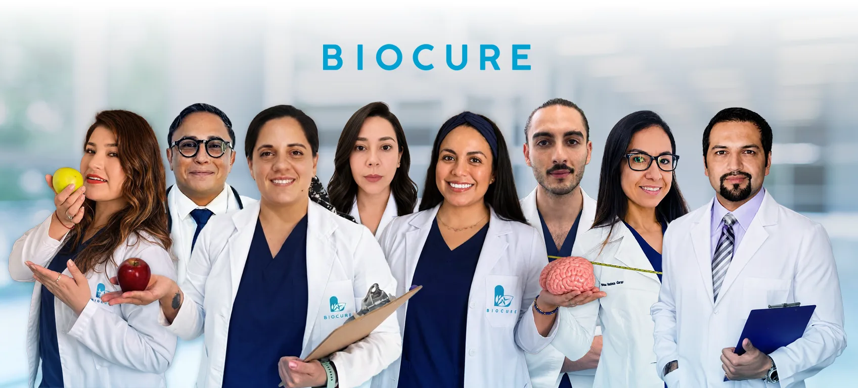 El equipo de Biocure en bata blanca bajo el logotipo de la clínica